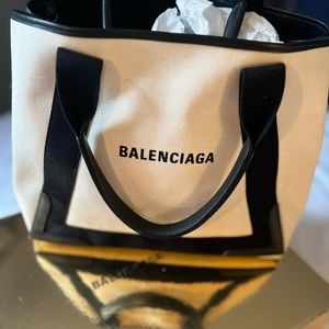 Balenciaga Cabas Dimensions : L14,1 x H11 x W7 inch 
• Made in Italy